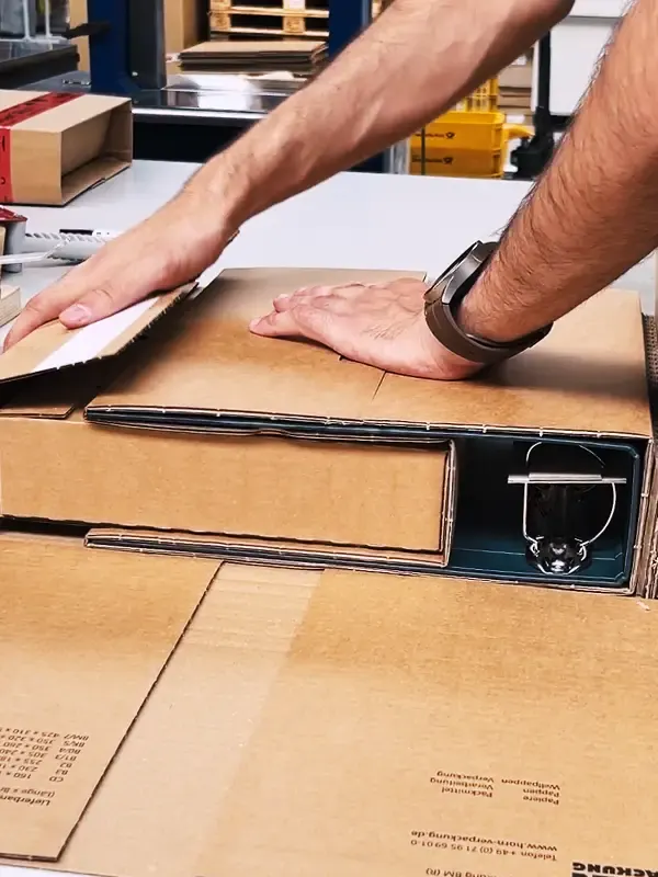 Pakete und Waren bei der Fulfillment-Verarbeitung