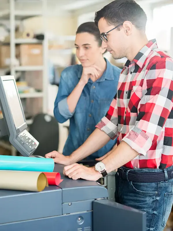 Mitarbeiter prüfen Druckprodukte in der Produktion
